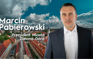 Zdjęcie Prezydenta Miasta Zielona Góra Marcina Pabierowskiego na tle panoramy Miasta