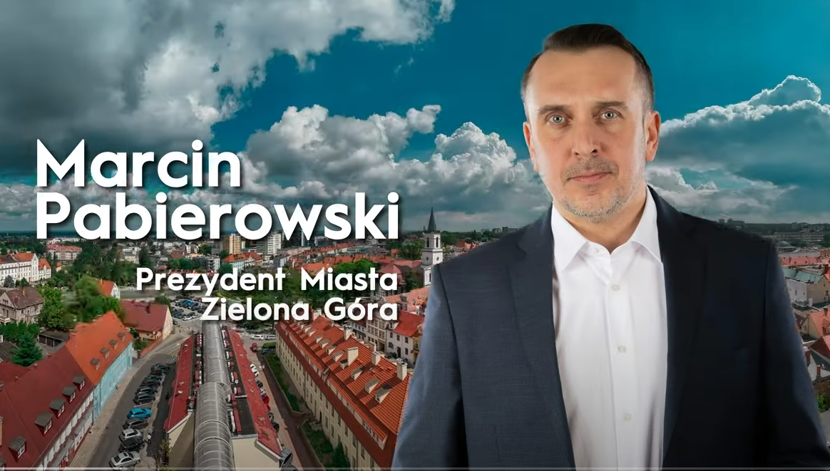 Zdjęcie Prezydenta Miasta Zielona Góra Marcina Pabierowskiego na tle panoramy Miasta