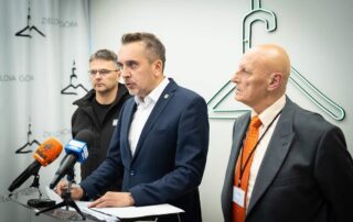 Prezydent Marcin Pabierowski na konferencji poświęconej powodzi na południu Polski