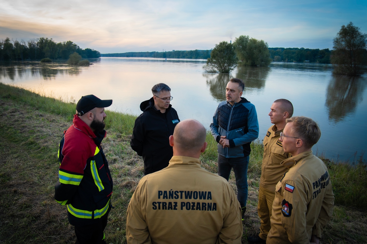 Prezydent Marcin Pabierowski wizytuje wały przeciwpowodziowe w okolicy Cigacic