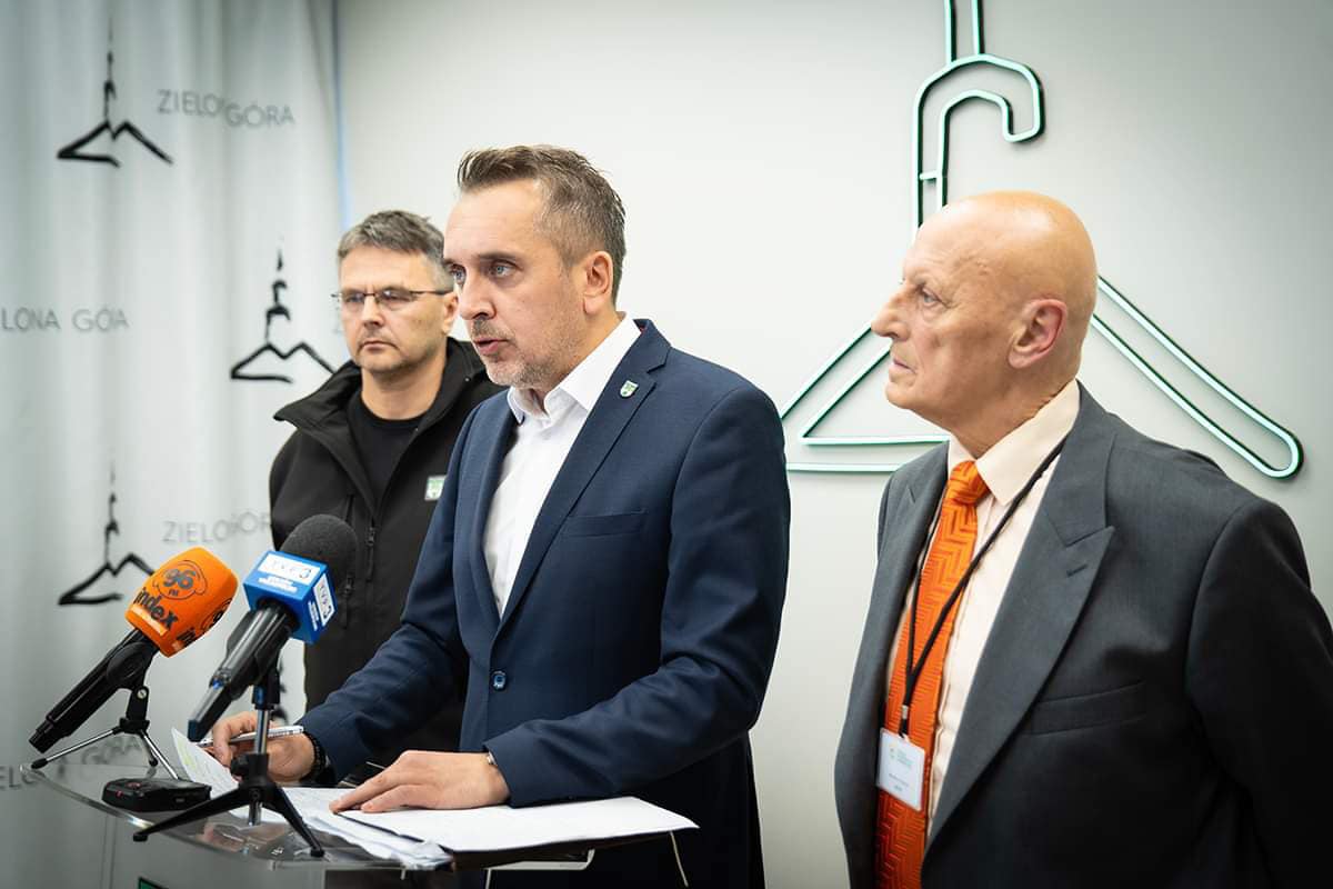 Prezydent Marcin Pabierowski na konferencji poświęconej powodzi na południu Polski