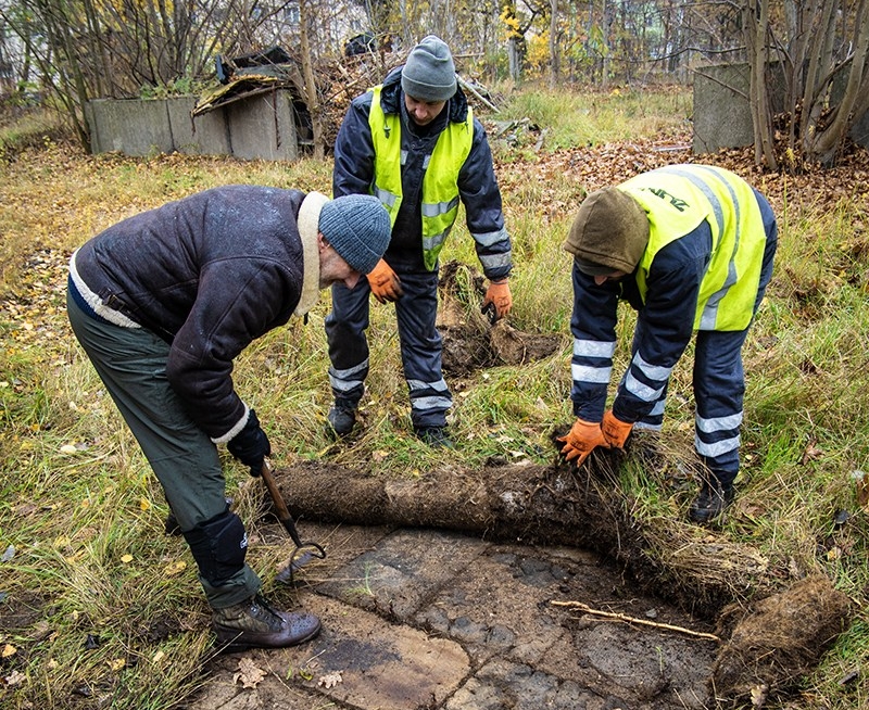 Płyty nagrobne przy ul. Batorego